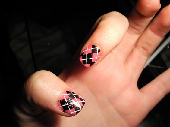 Argyle nail art manicure 3