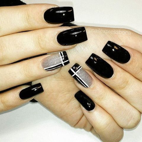 black decorated nails ´23